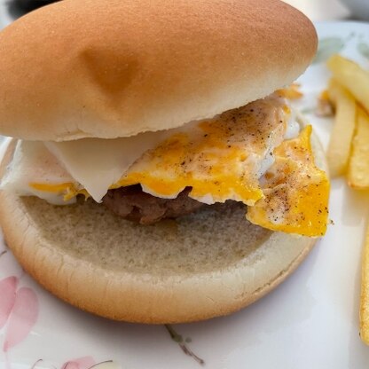 エッグチーズバーガーにしました！パティが簡単でおいしくできました！